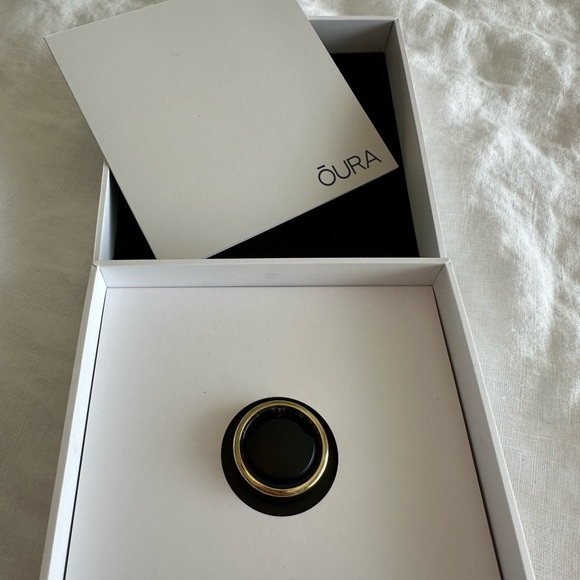 Lightly used Oura ‘Horizon’ activity tracking ring (size 8) for sale! - Picture 3 of 3